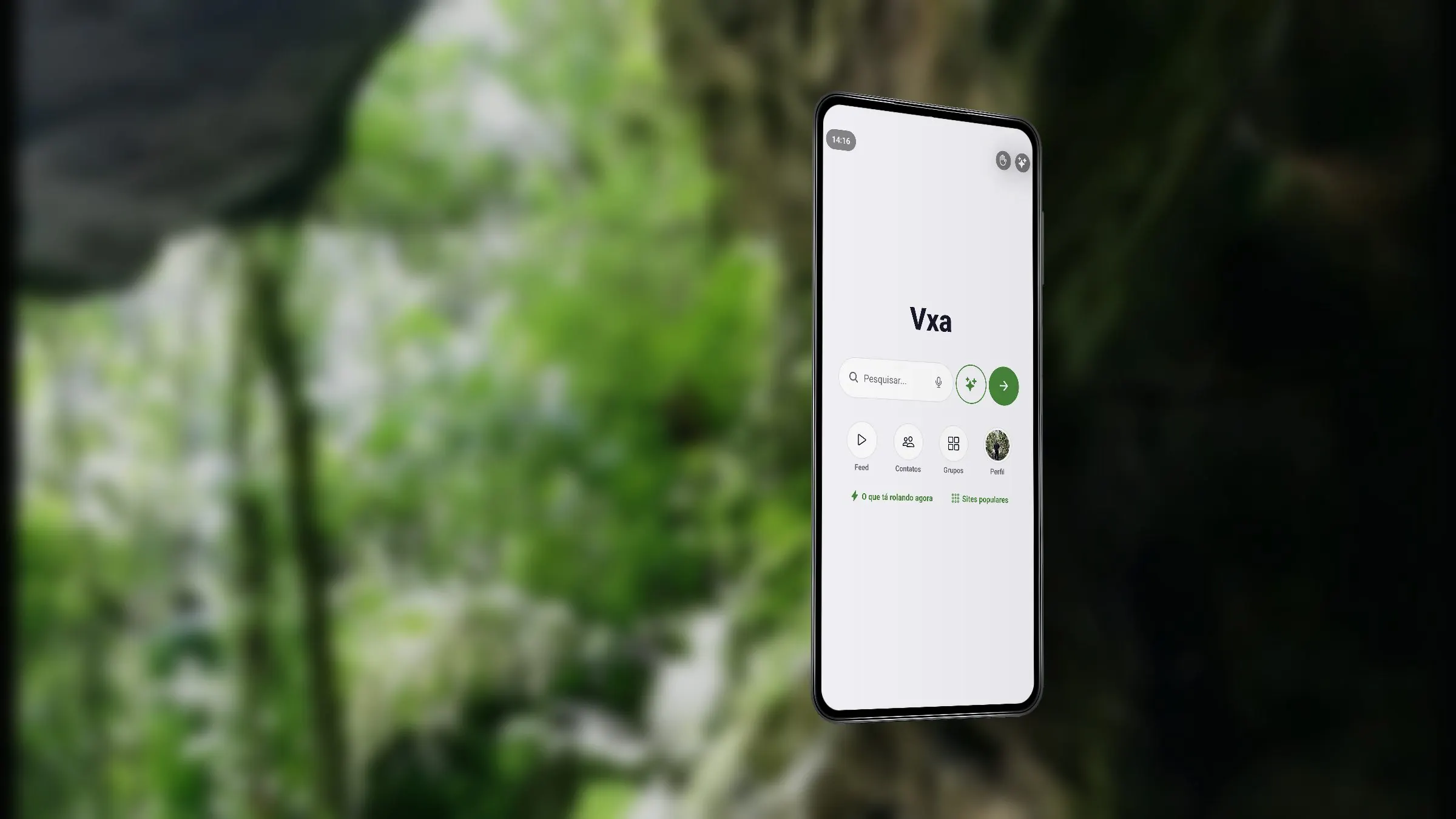 A Vxa aberta num celular, na mata